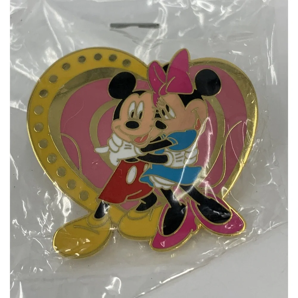 Disney Disneyland Cast Member Exclusive Mickey and Minnie In Heart LE 3000